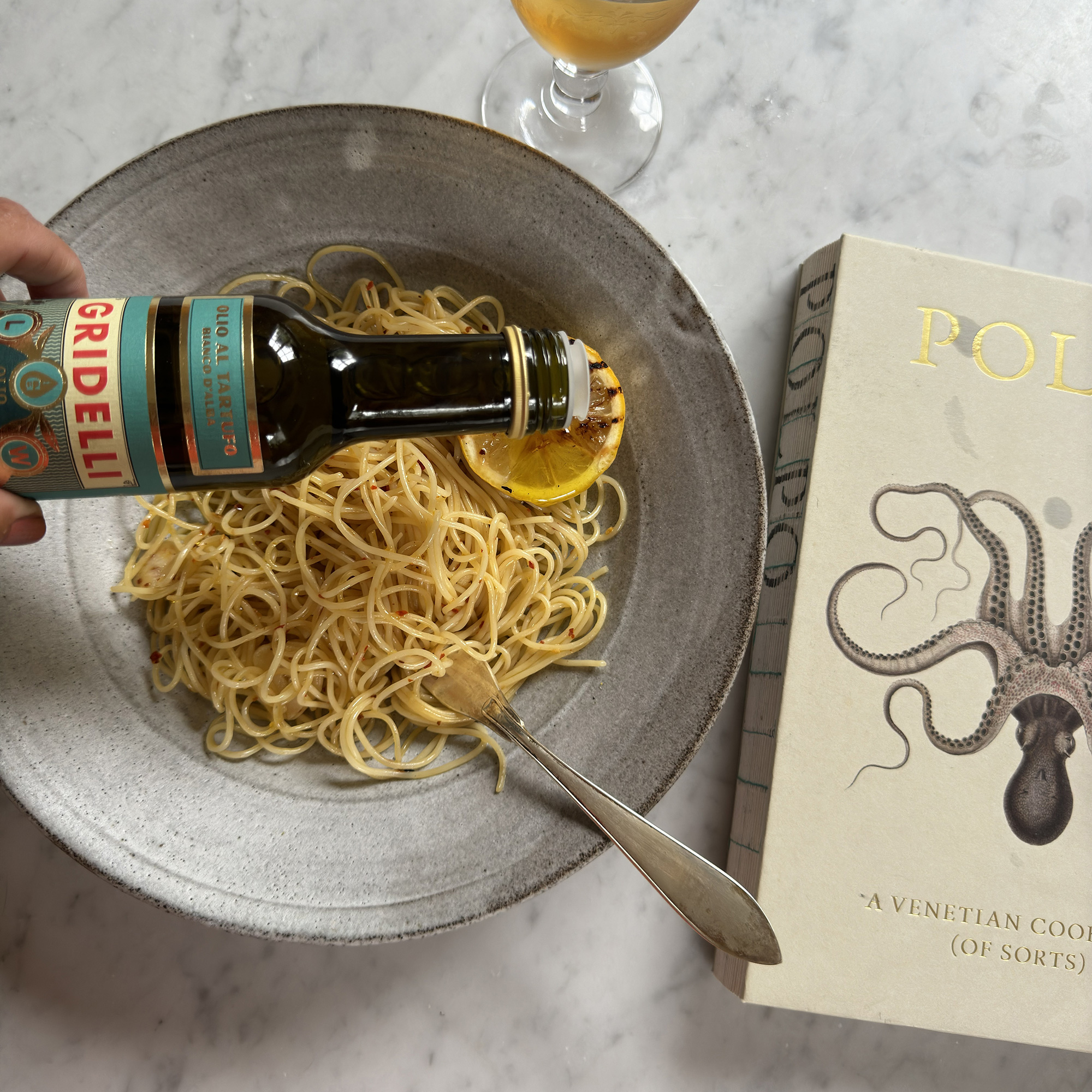 Enkel spaghetti med vitlök och tryffelolja